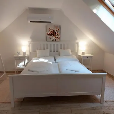 Akacos Tanya Es Vendeghaz Pensjonat